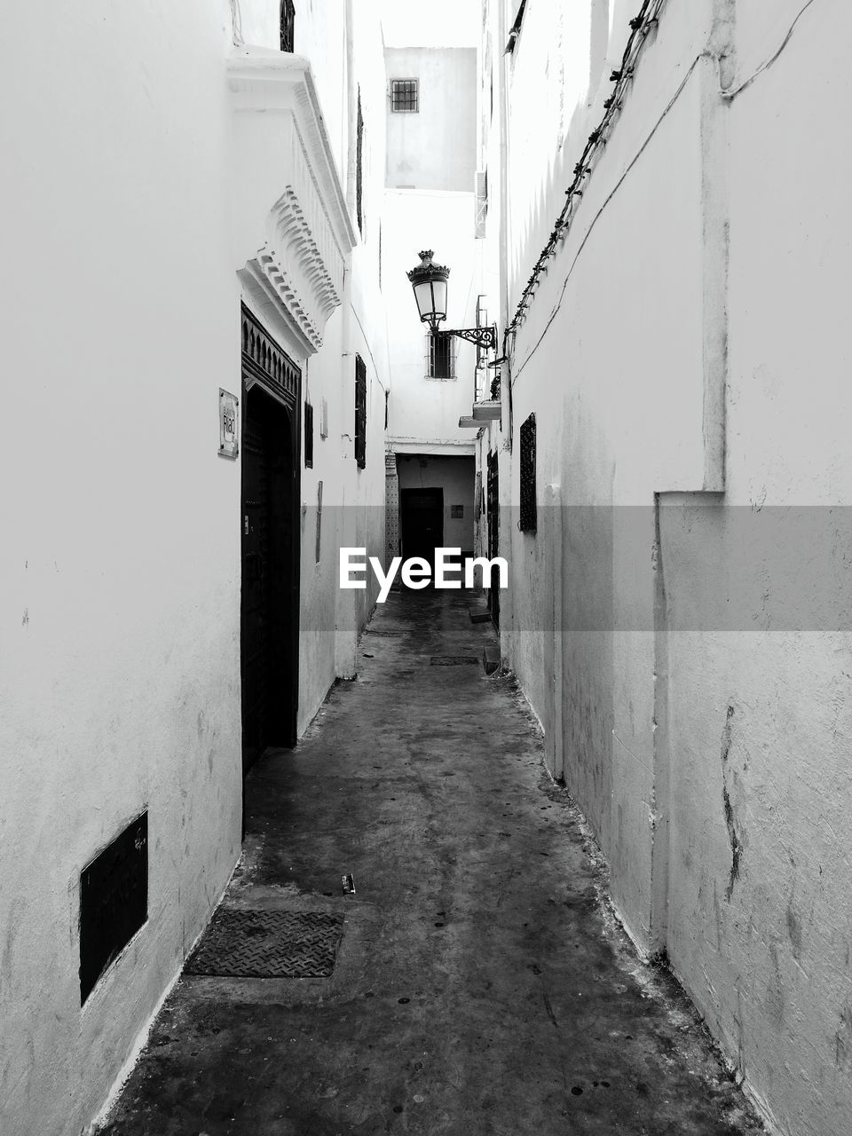 EMPTY NARROW ALLEY AMIDST BUILDINGS