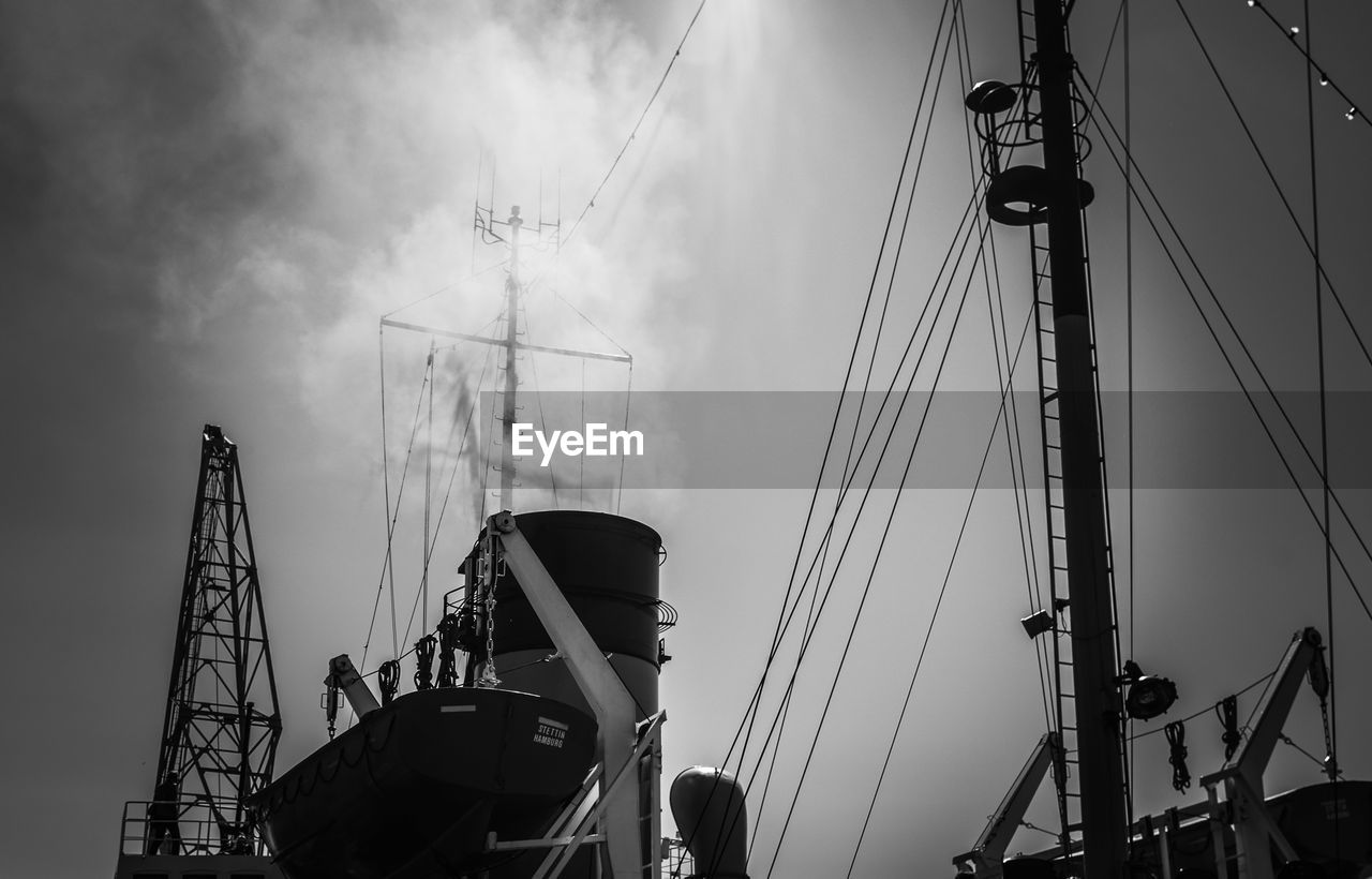 LOW ANGLE VIEW OF SAILBOAT SAILING ON SEA AGAINST SKY