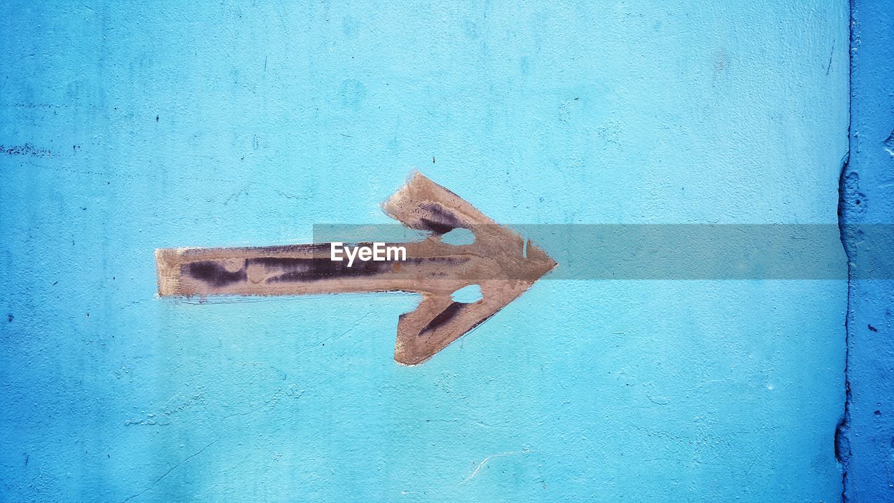 CLOSE-UP OF RUSTY SIGN ON METAL