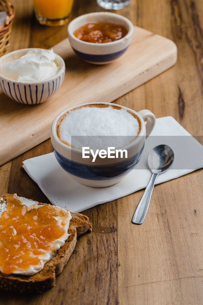 HIGH ANGLE VIEW OF ICE CREAM IN CONTAINER ON TABLE