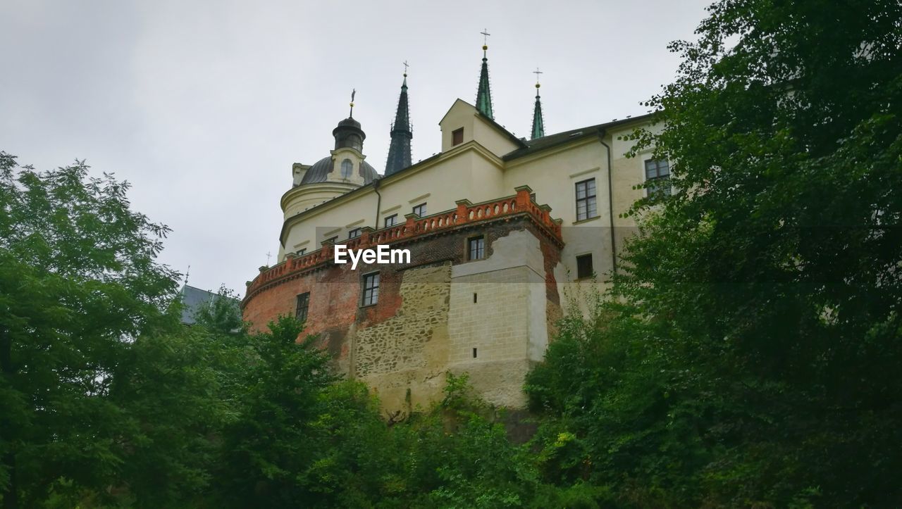 LOW ANGLE VIEW OF BUILT STRUCTURE AGAINST SKY