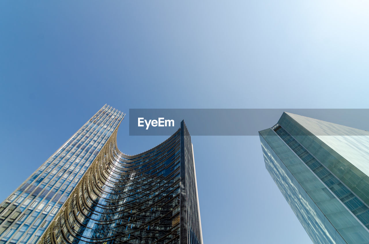 LOW ANGLE VIEW OF MODERN OFFICE BUILDING AGAINST CLEAR SKY