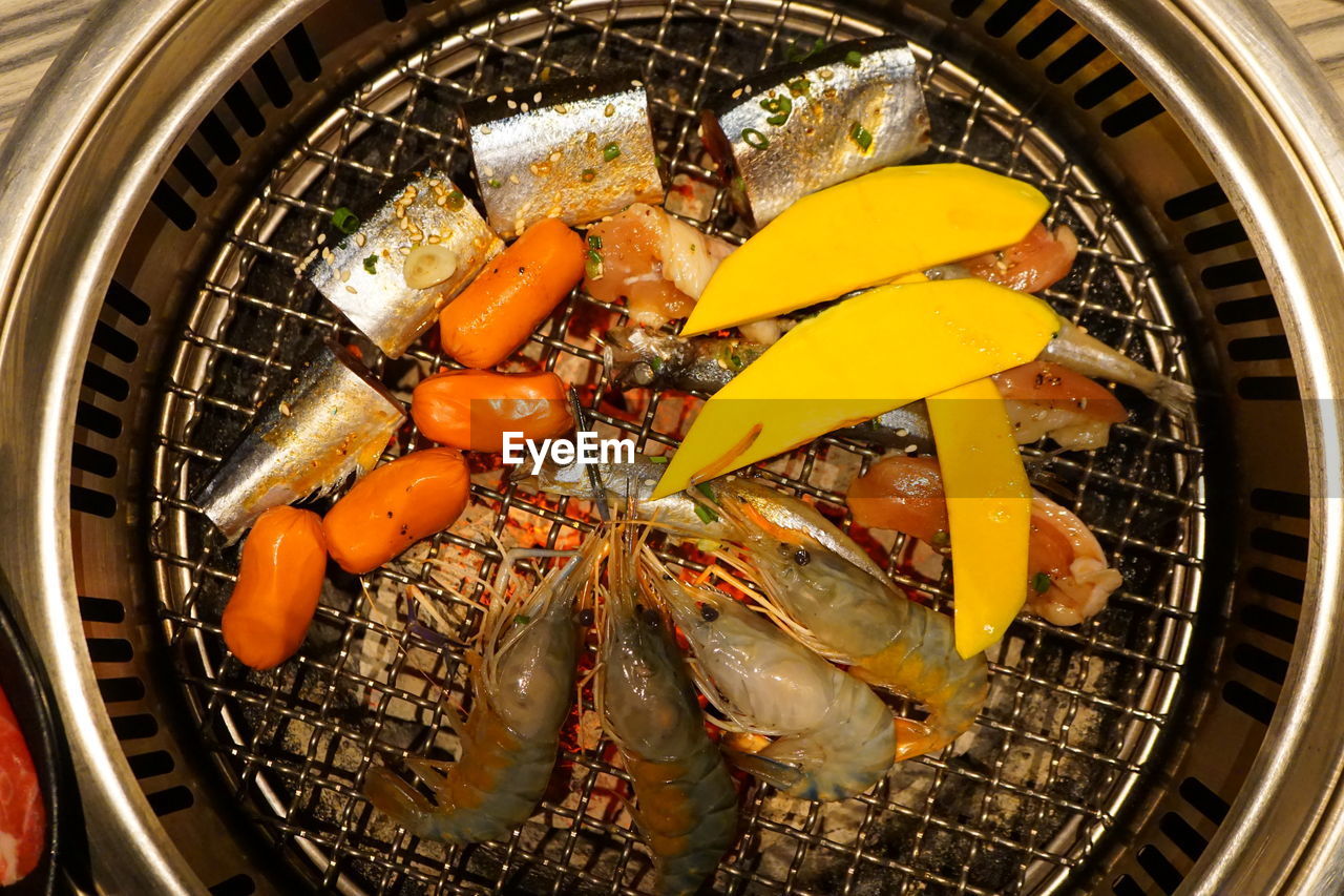 HIGH ANGLE VIEW OF VEGETABLES IN CONTAINER