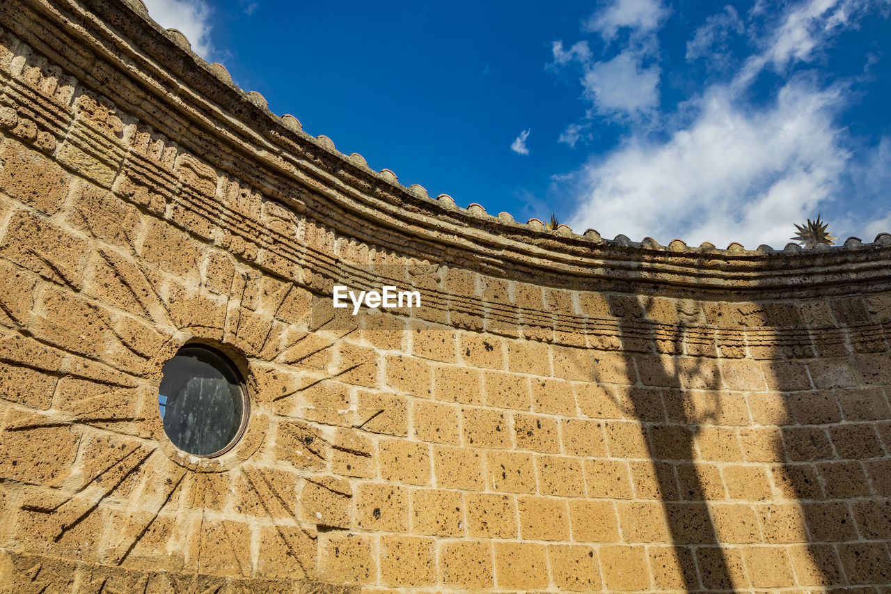 LOW ANGLE VIEW OF A BUILDING AGAINST SKY