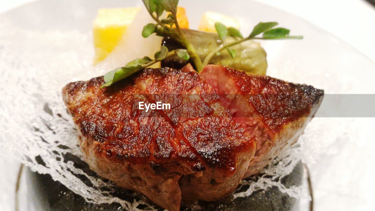 CLOSE-UP OF MEAT AND BREAD ON PLATE