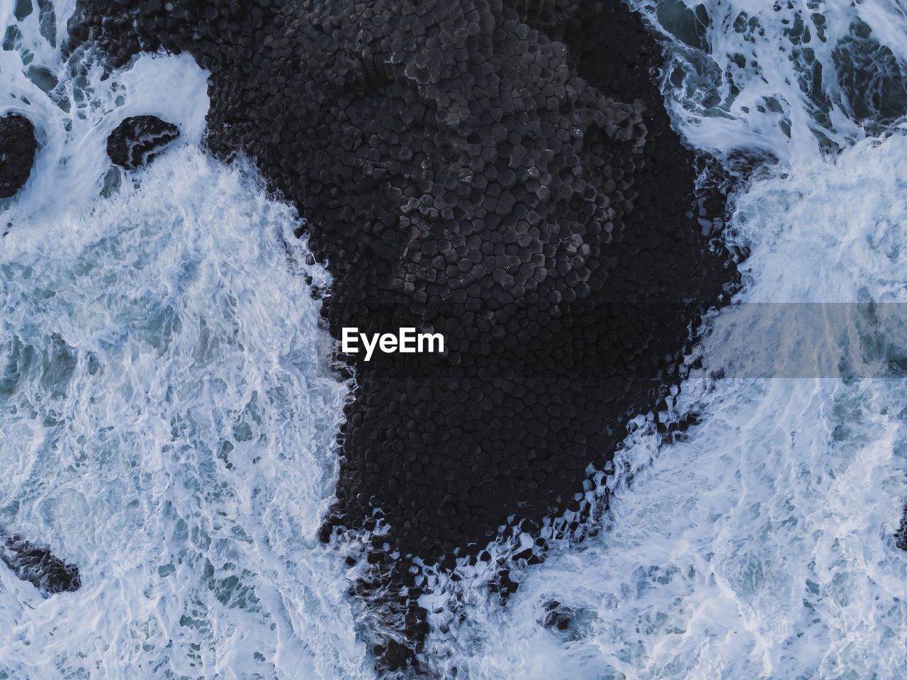 HIGH ANGLE VIEW OF SEA WAVES