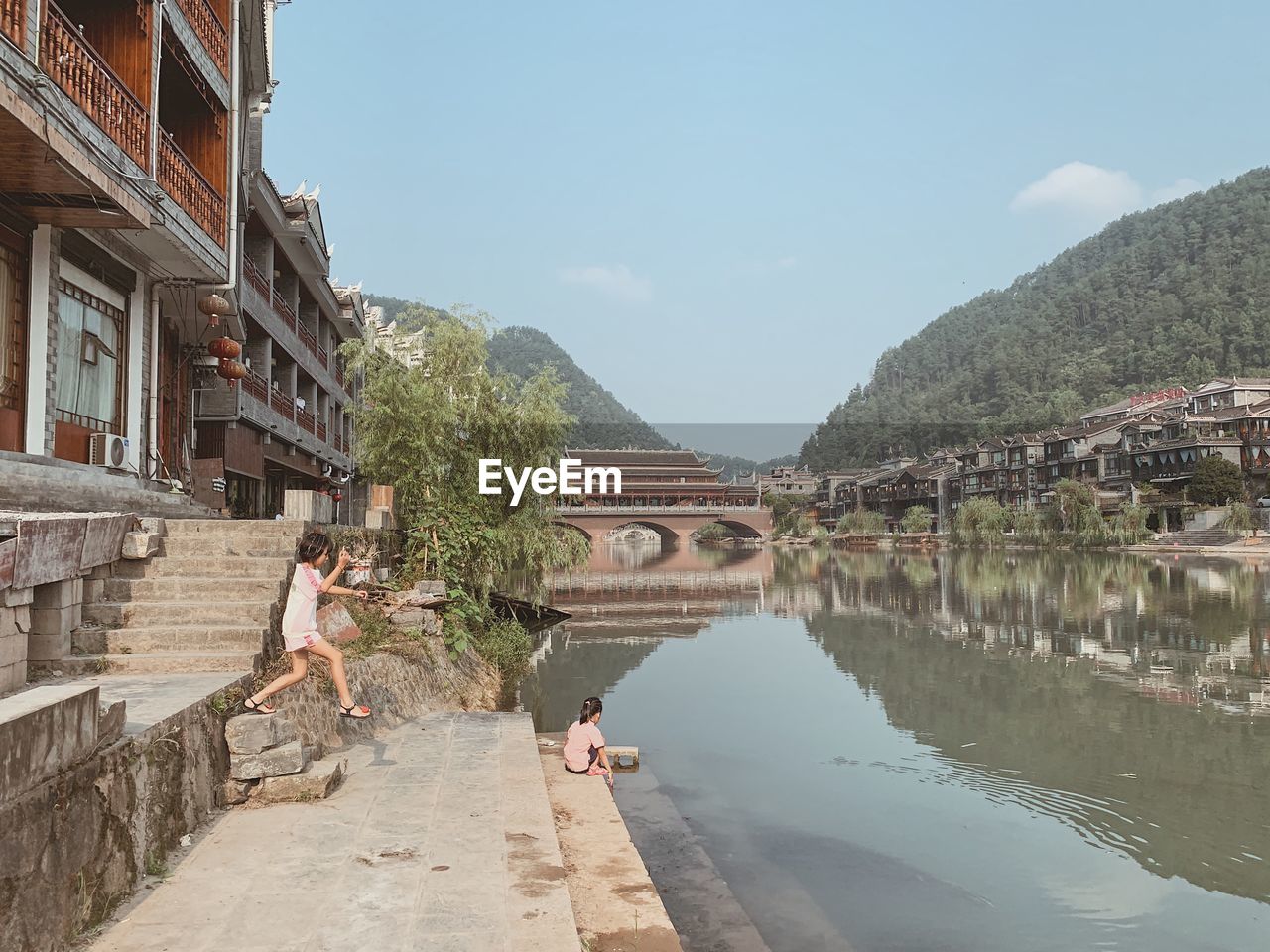 PANORAMIC SHOT OF PEOPLE ON BRIDGE AGAINST SKY