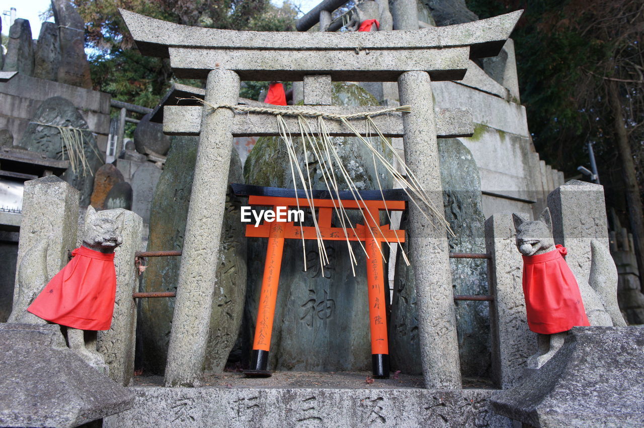 CLOTHES HANGING OUTSIDE TEMPLE