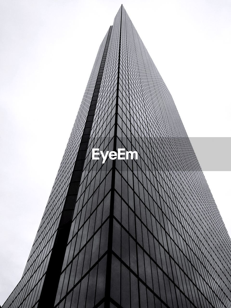 LOW ANGLE VIEW OF SKYSCRAPER AGAINST SKY