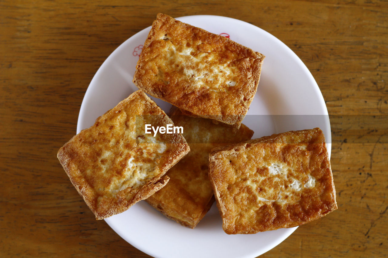 Close-up of fried tofu in plate on table