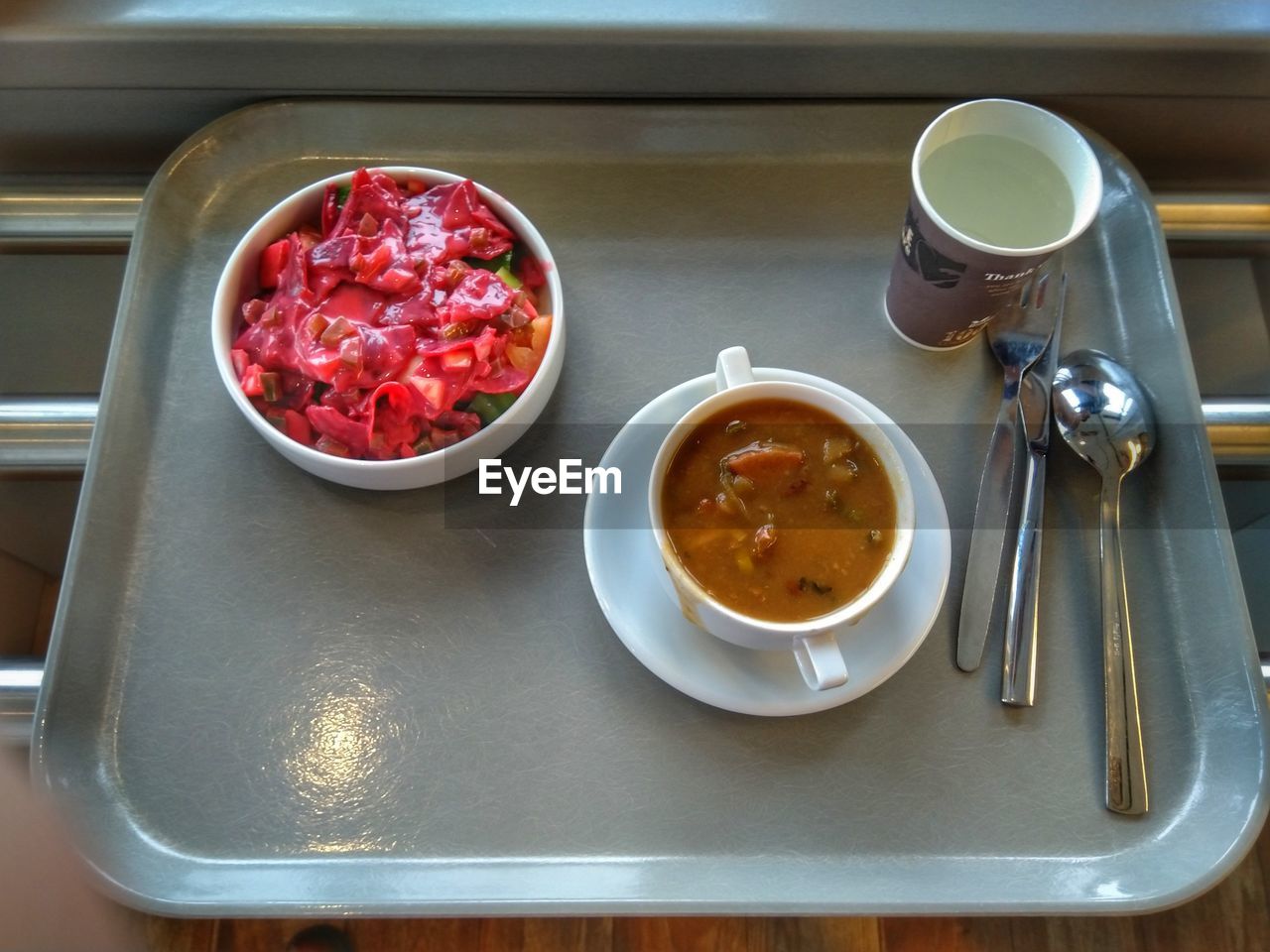 HIGH ANGLE VIEW OF FOOD IN BOWL ON TABLE