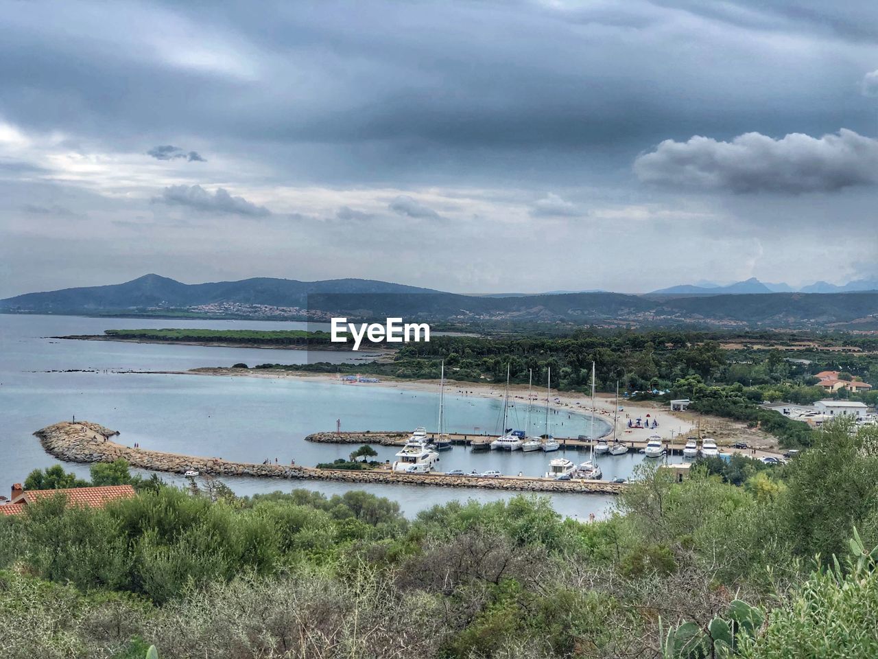 HIGH ANGLE VIEW OF BOATS IN LAKE AGAINST SKY