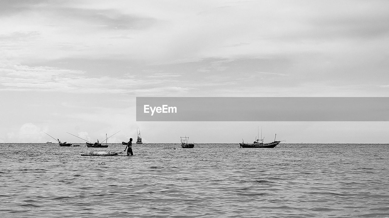 VIEW OF SAILBOAT SAILING ON SEA AGAINST SKY