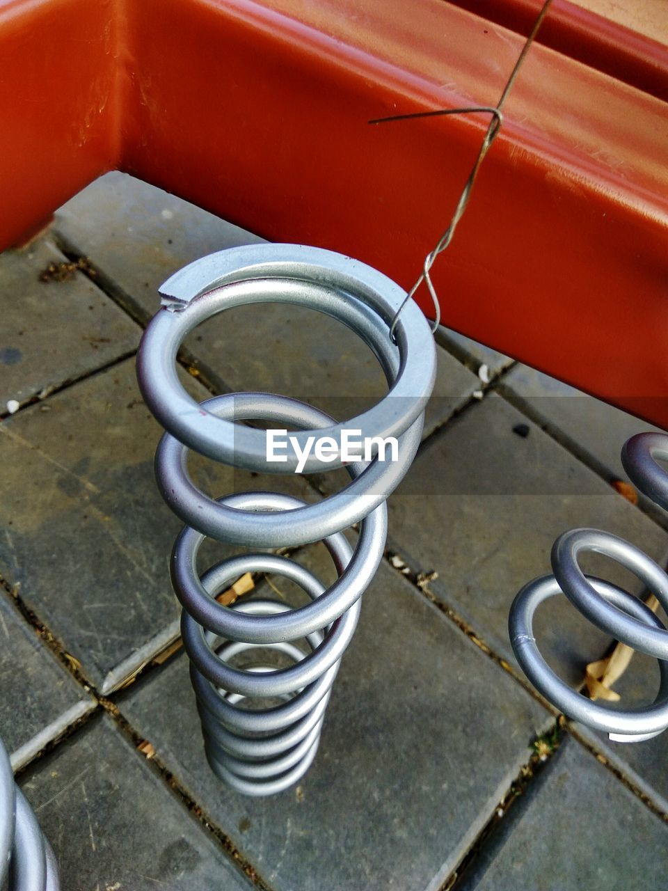 HIGH ANGLE VIEW OF WATER IN CONTAINER