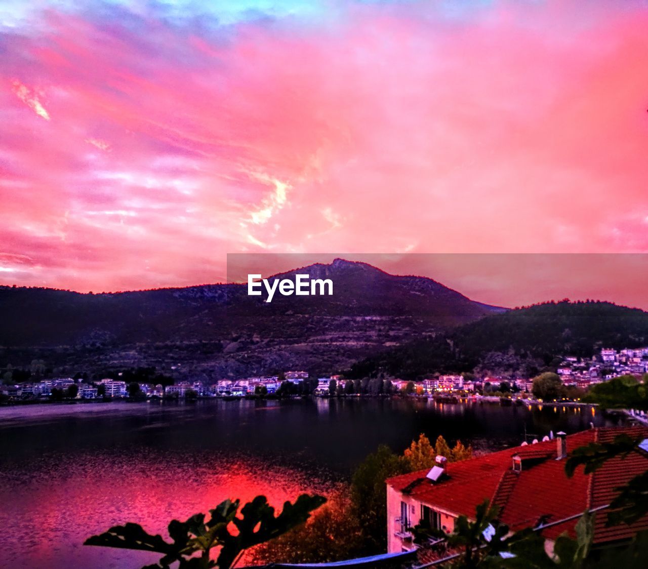 SCENIC VIEW OF LAKE AND MOUNTAINS AGAINST SKY AT SUNSET