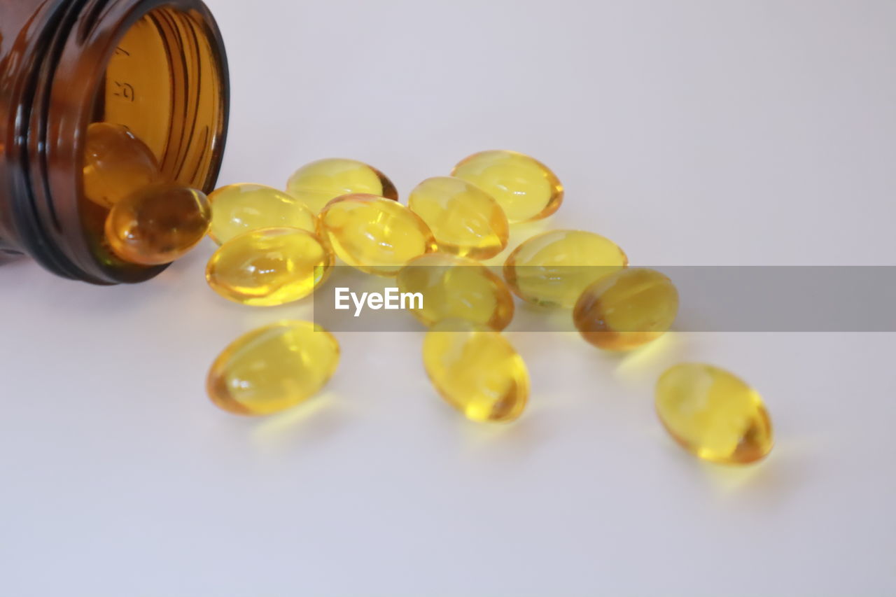 HIGH ANGLE VIEW OF CANDIES IN GLASS ON TABLE