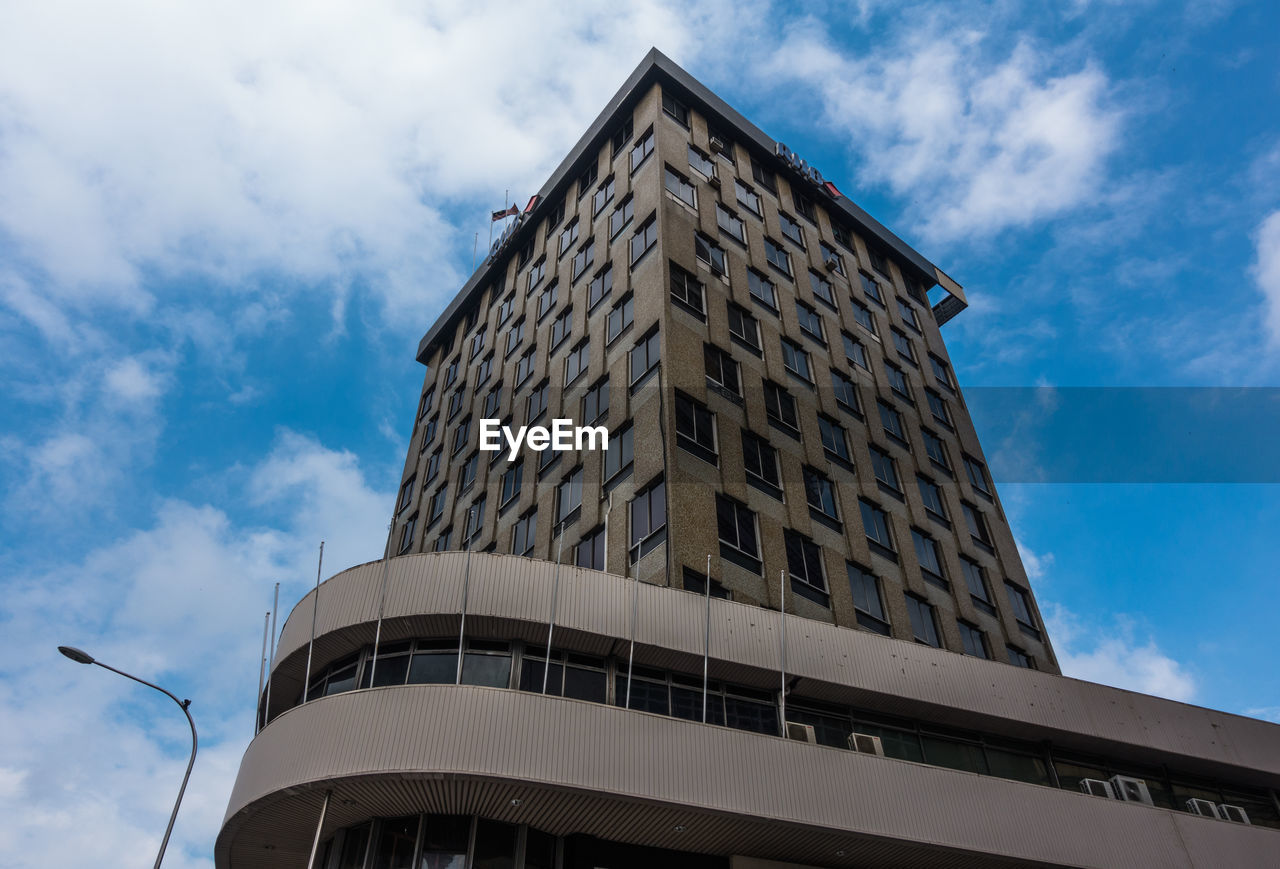 LOW ANGLE VIEW OF MODERN BUILDING AGAINST SKY