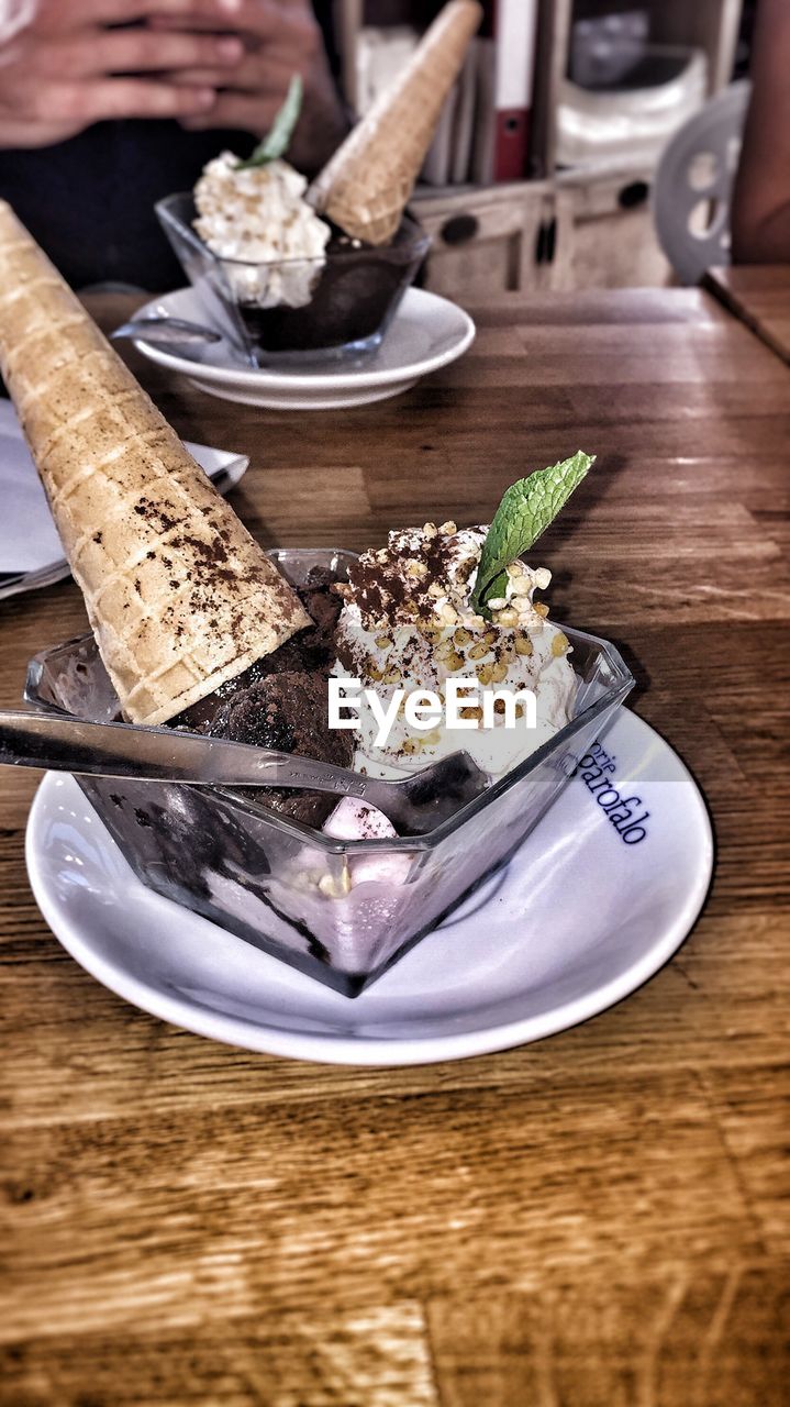 CLOSE-UP OF ICE CREAM IN PLATE