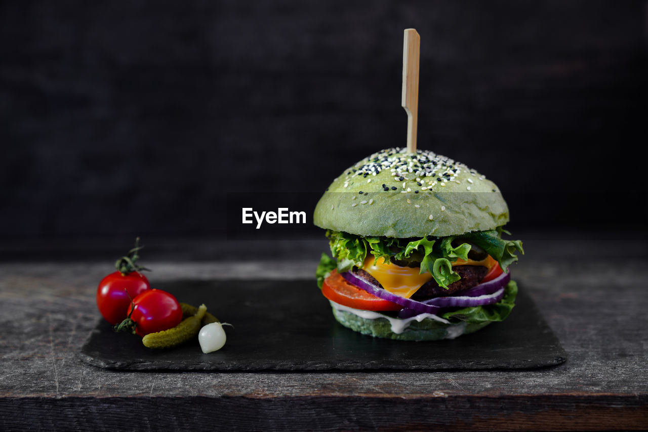 Mocha vegan burger, with salat