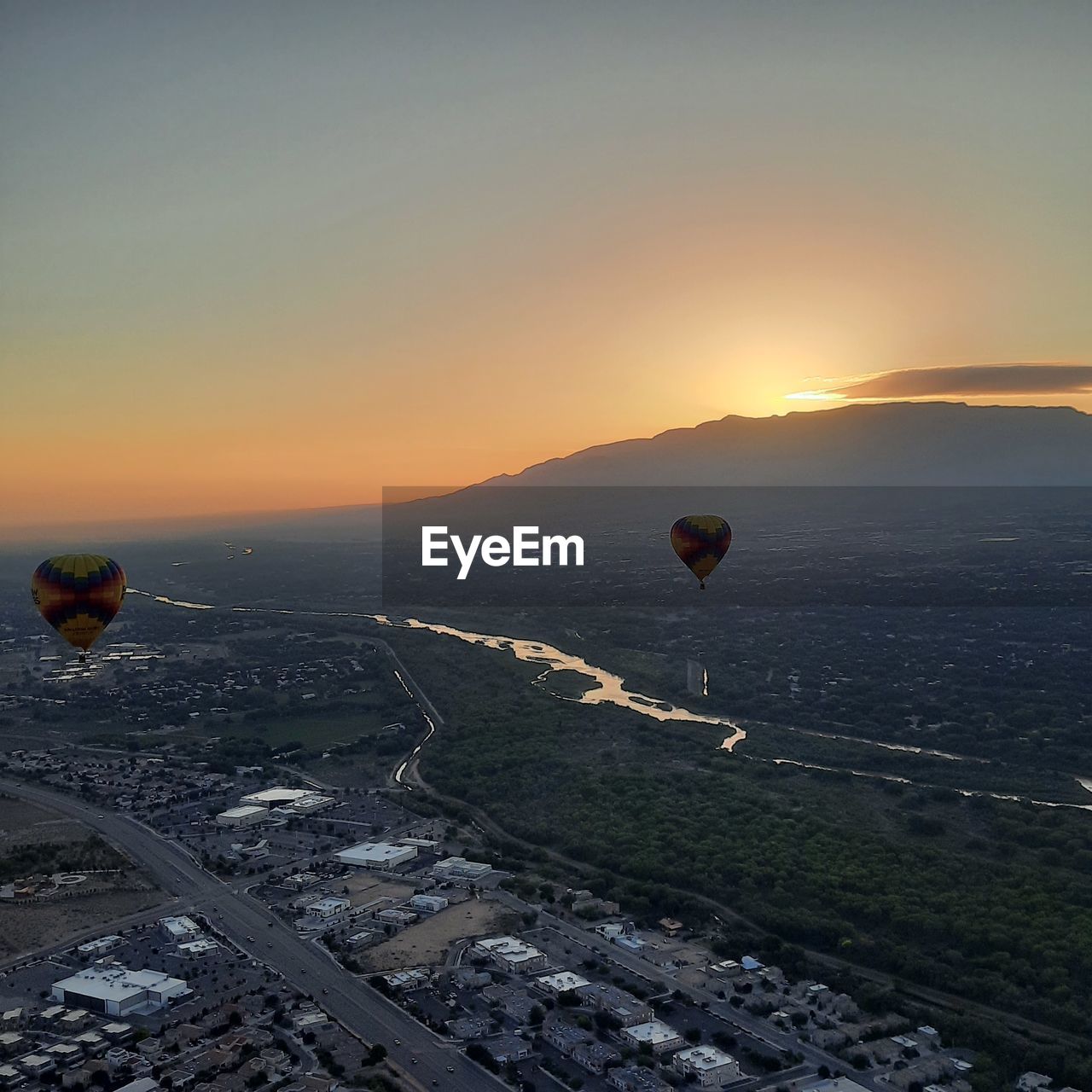 VIEW OF HOT AIR BALLOON IN SKY