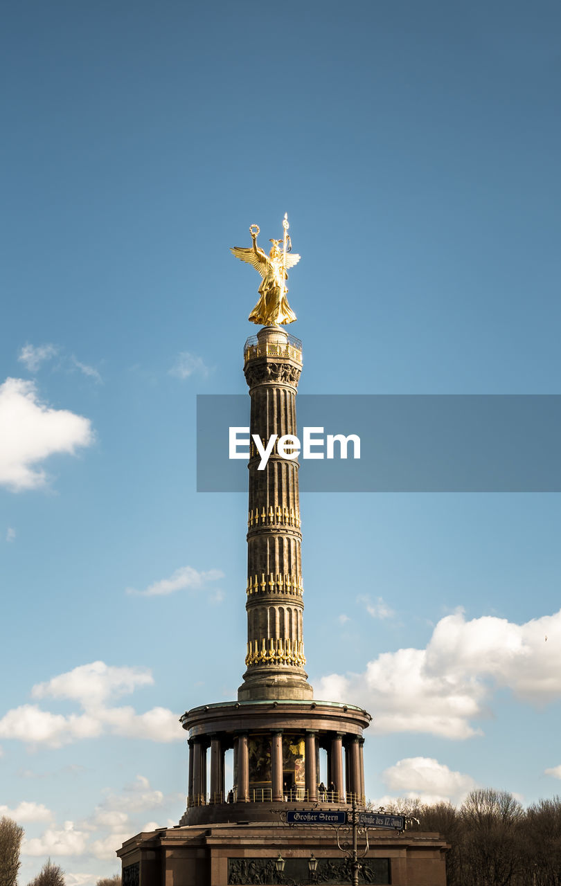 LOW ANGLE VIEW OF STATUE AGAINST SKY