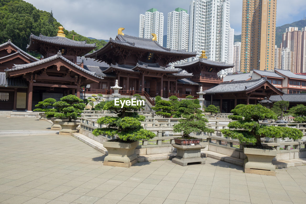 VIEW OF BUILDINGS IN A CITY