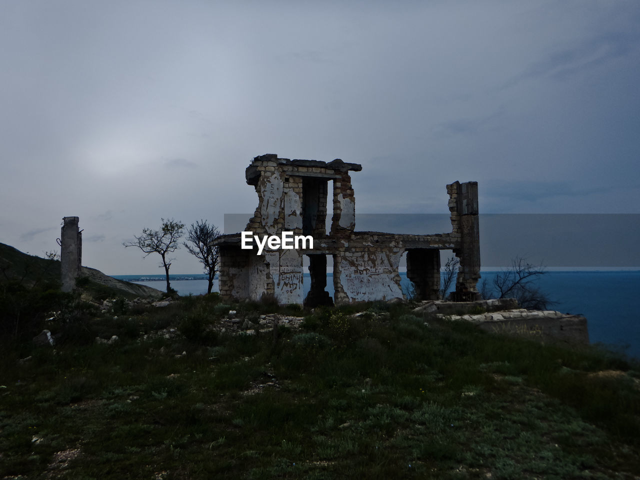 OLD RUINS BY SEA AGAINST SKY