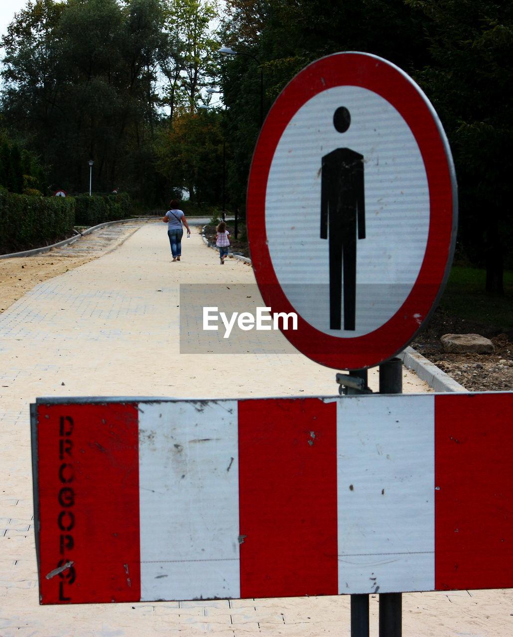 CLOSE-UP OF ROAD SIGN