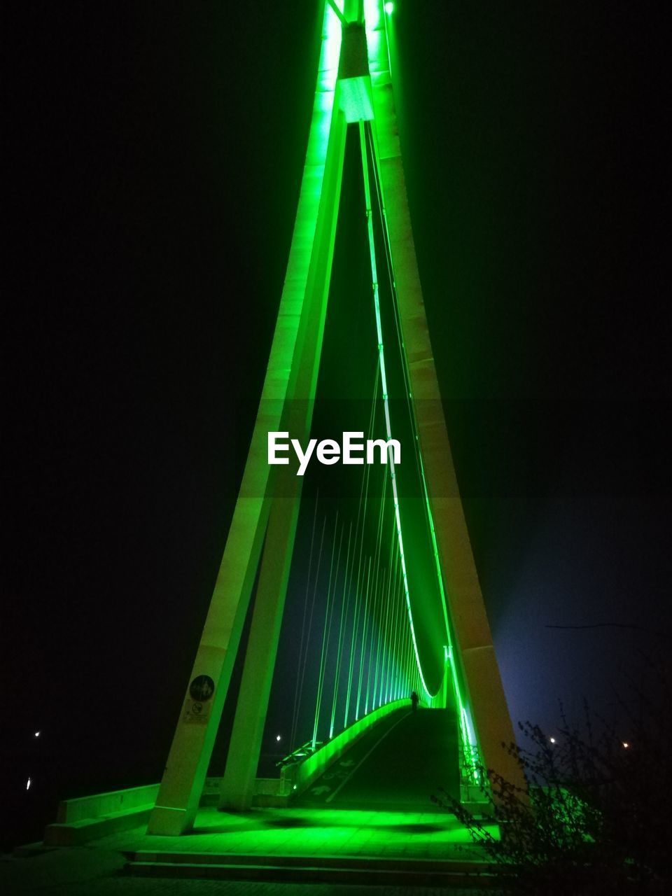 ILLUMINATED BUILT STRUCTURE AGAINST SKY AT NIGHT