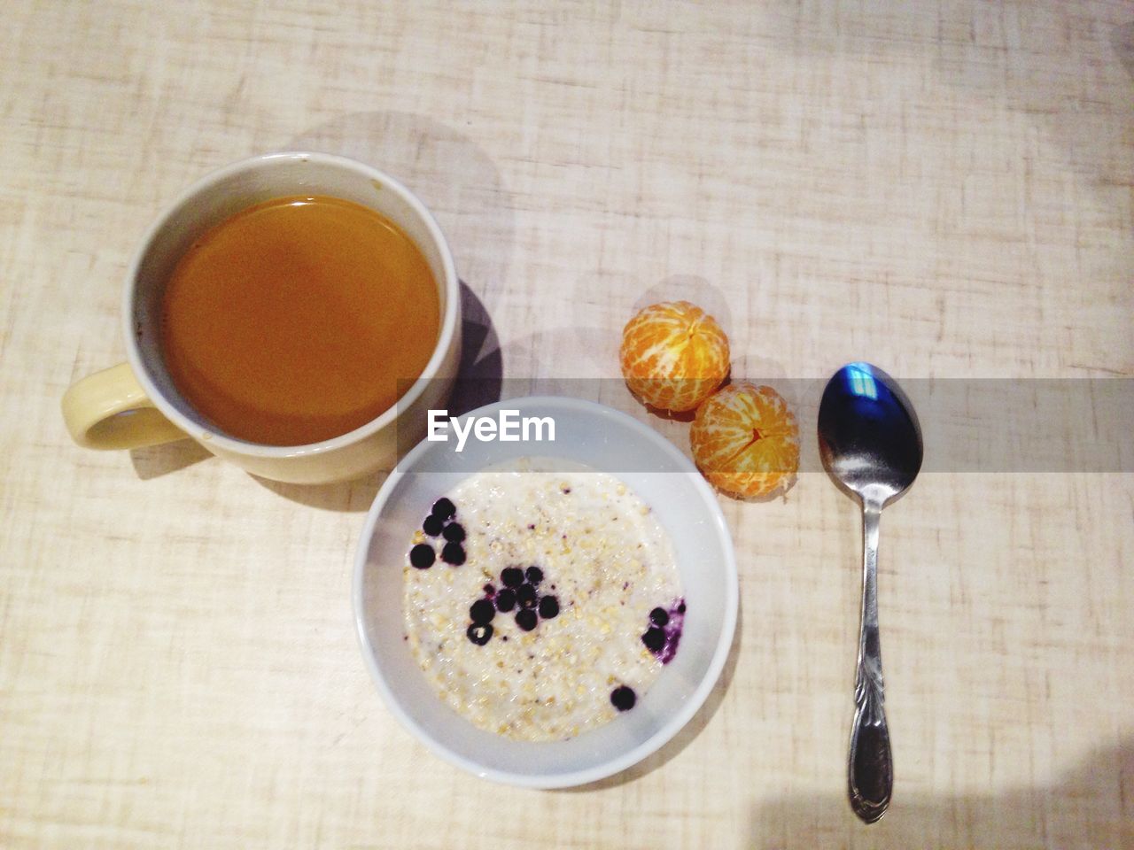 DIRECTLY ABOVE SHOT OF COFFEE CUP WITH COFFEE CUP