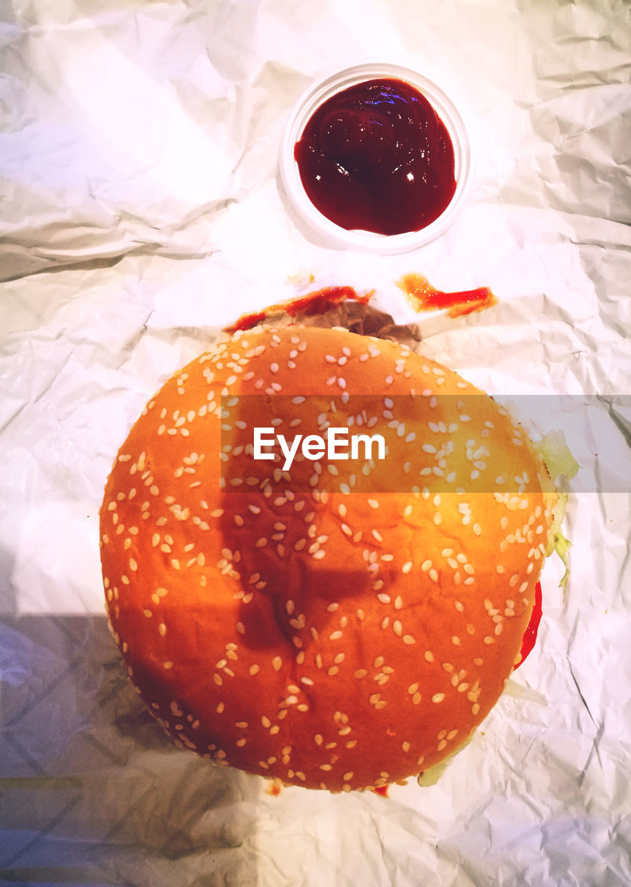 CLOSE-UP OF BURGER ON CAKE