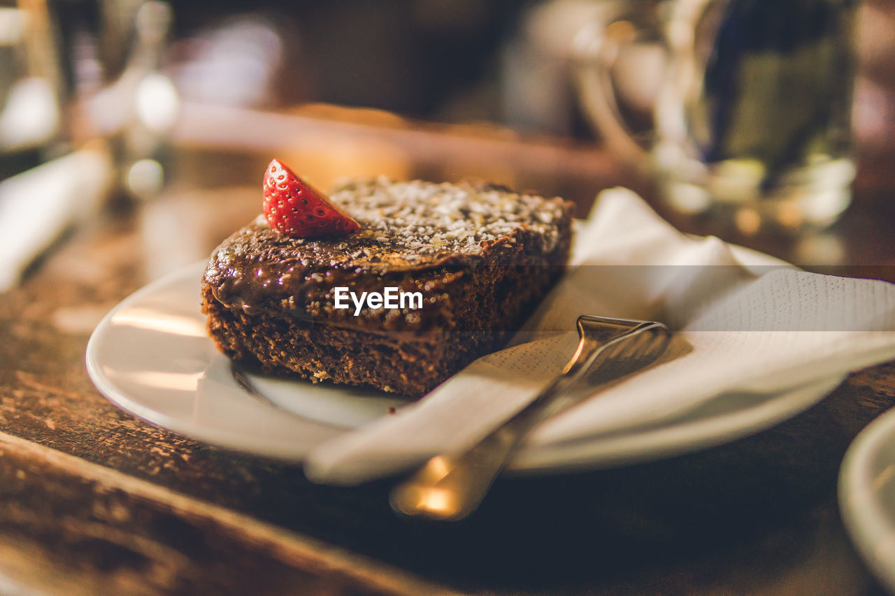 CLOSE-UP OF CAKE IN PLATE