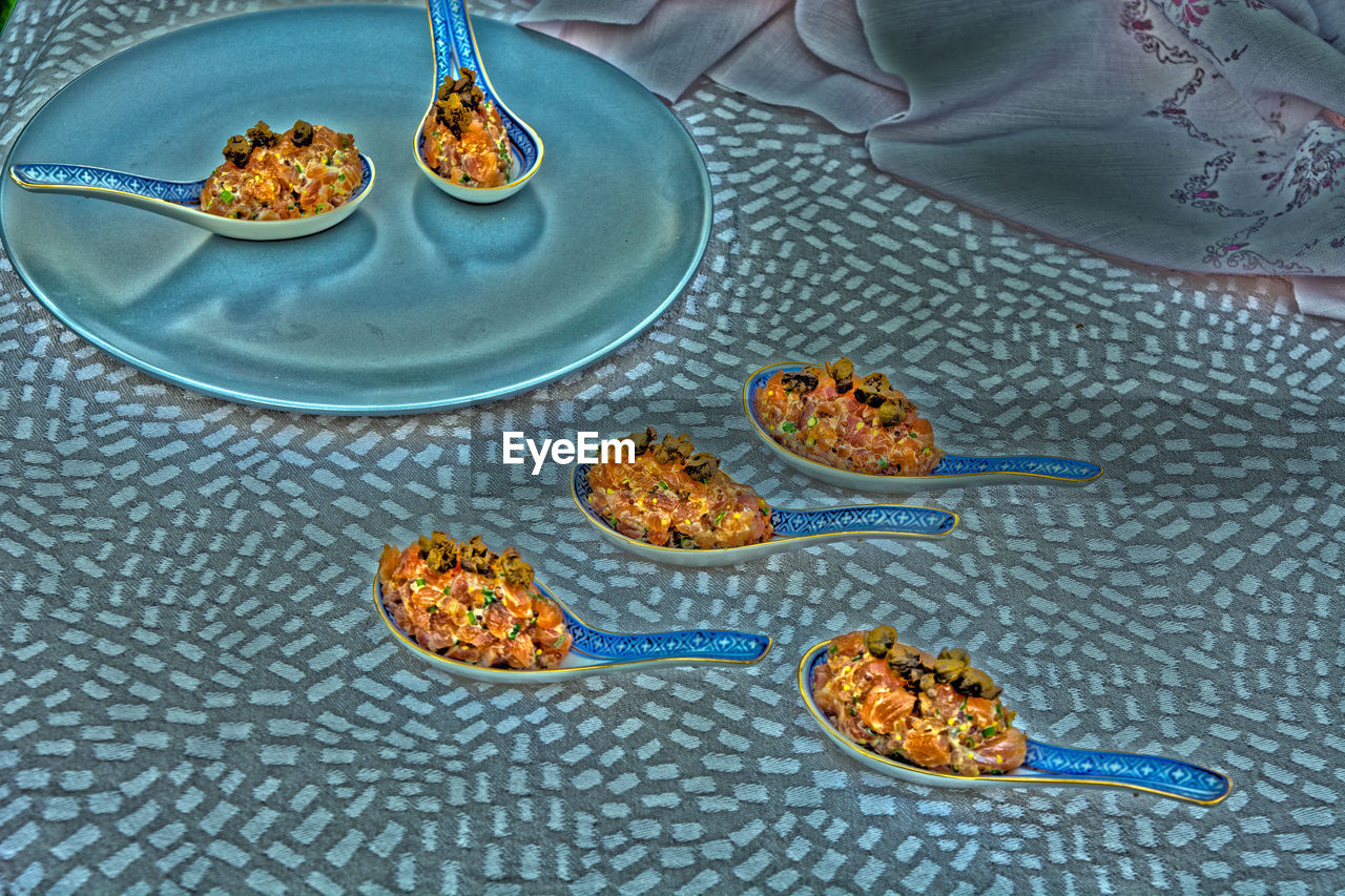 HIGH ANGLE VIEW OF FOOD ON TABLE