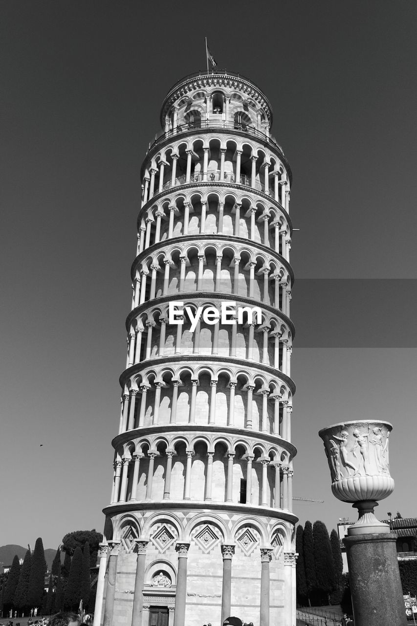 Leaning tower of pisa against sky