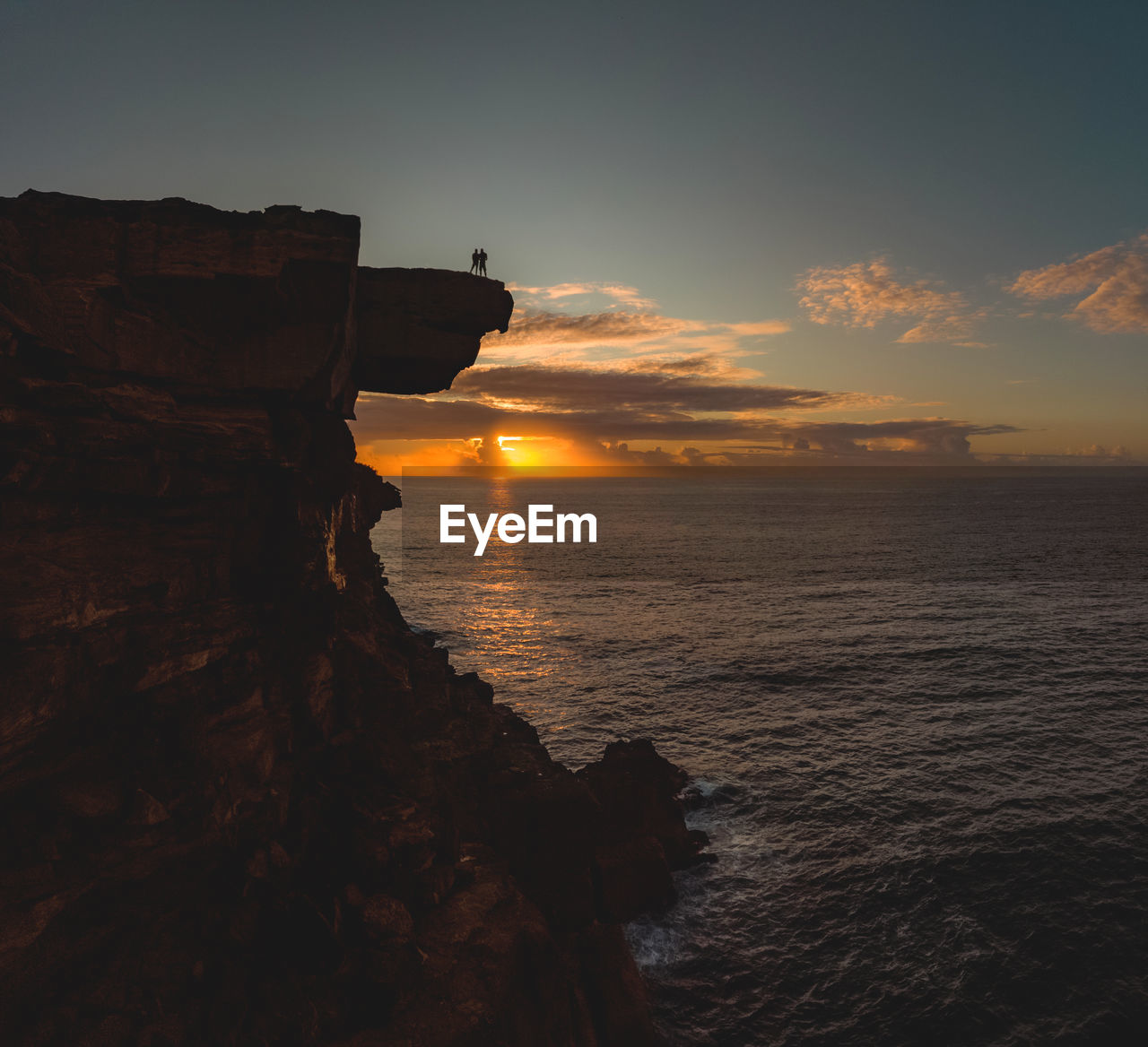 SCENIC VIEW OF SEA AGAINST SUNSET SKY