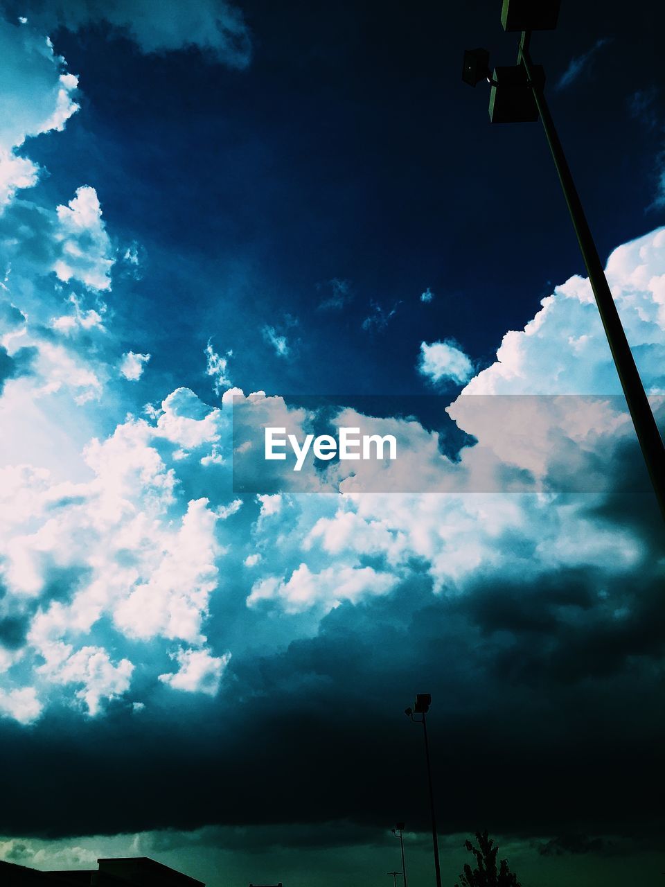 LOW ANGLE VIEW OF STREET LIGHT AGAINST CLOUDY SKY