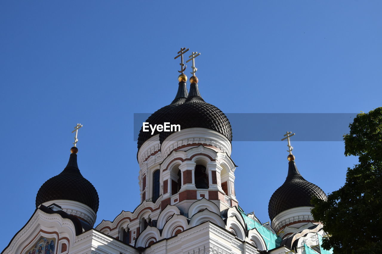 LOW ANGLE VIEW OF CHURCH AGAINST CLEAR SKY