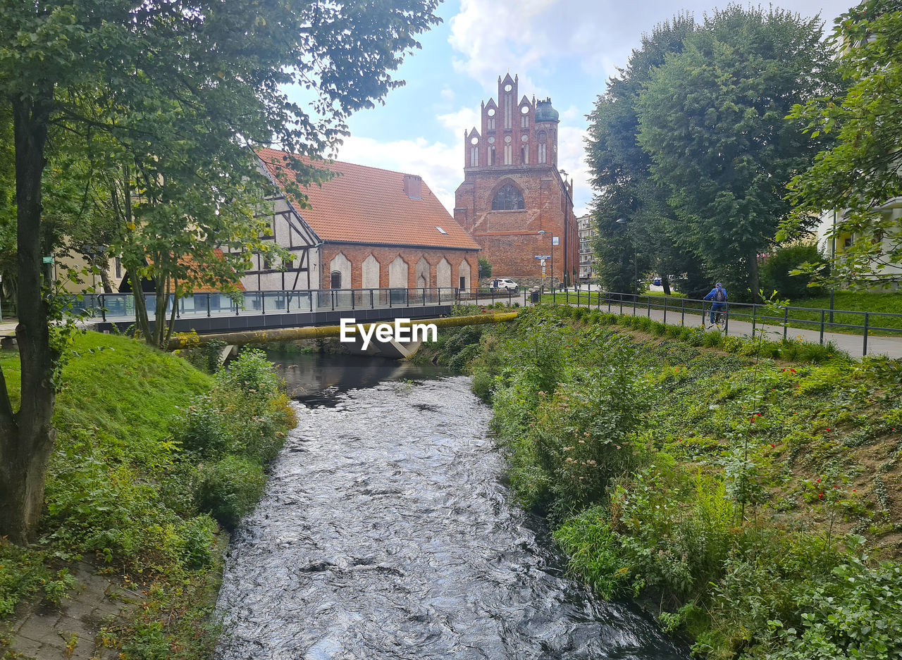 architecture, built structure, plant, tree, building exterior, nature, building, waterway, travel destinations, history, water, sky, the past, river, garden, château, travel, religion, place of worship, estate, tourism, city, no people, day, bridge, cloud, outdoors, belief, green, spirituality, growth, moat