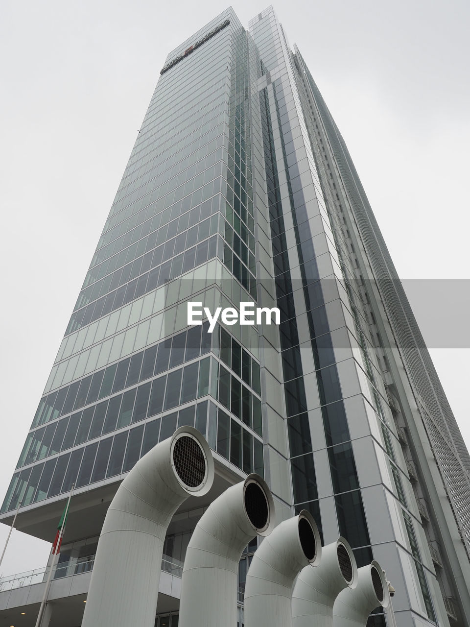 LOW ANGLE VIEW OF MODERN BUILDINGS AGAINST CLEAR SKY