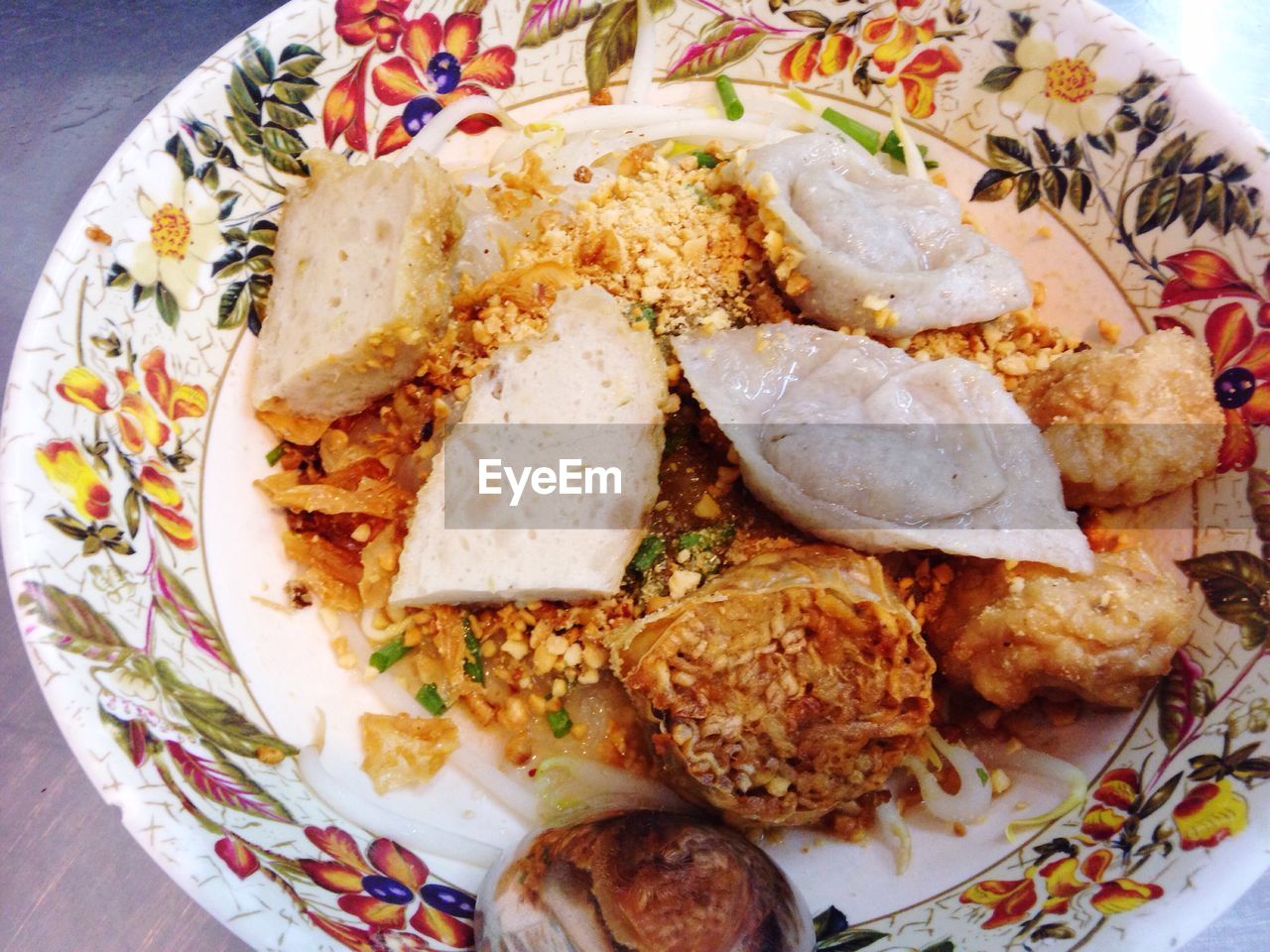 HIGH ANGLE VIEW OF MEAT AND VEGETABLES IN PLATE