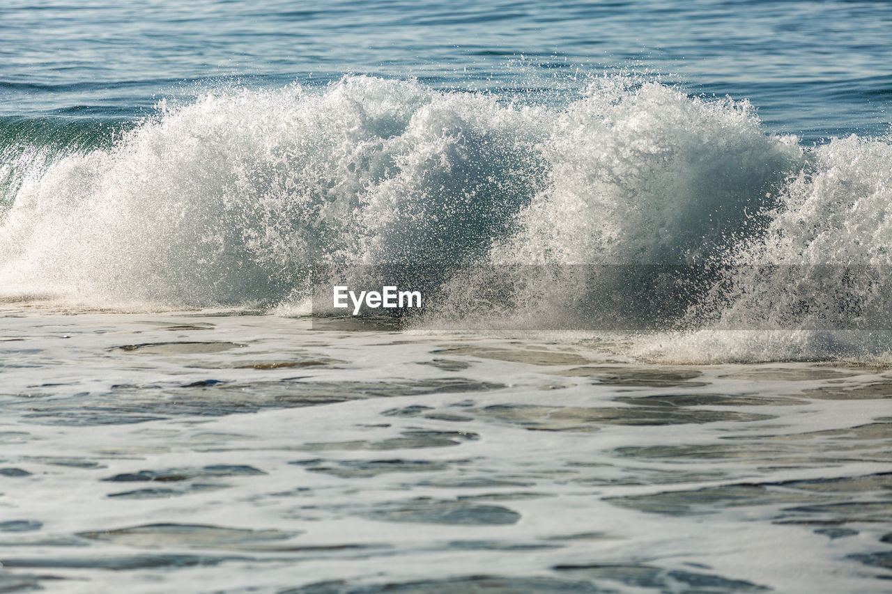 WAVES SPLASHING ON SEA