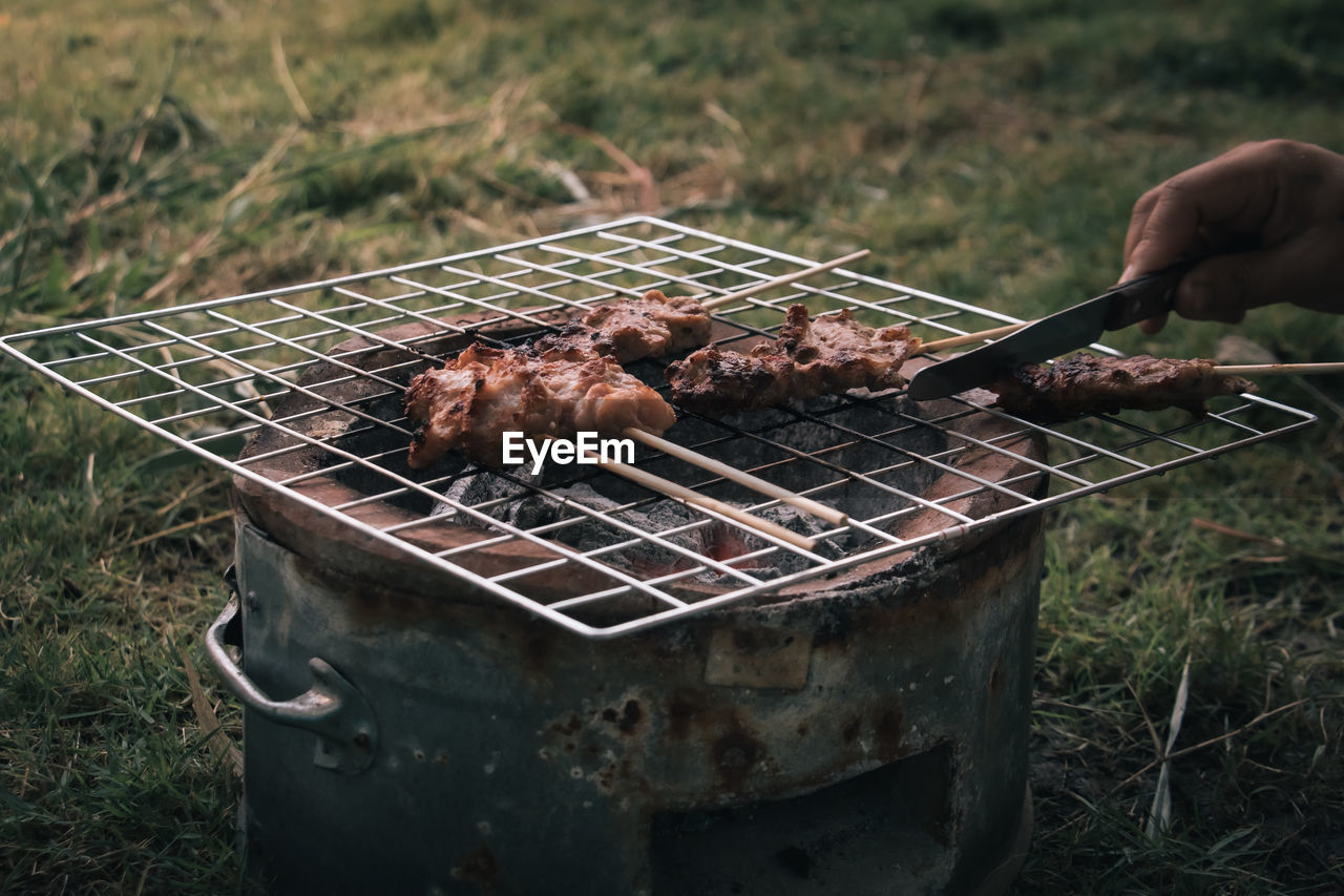 CLOSE-UP OF MEAT IN BARBECUE GRILL