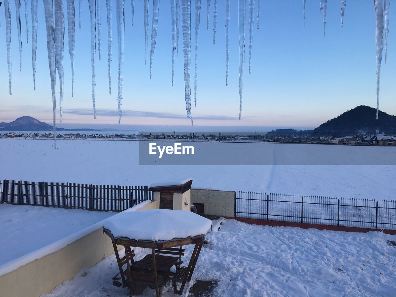 SCENIC VIEW OF SNOW COVERED LANDSCAPE AGAINST SKY