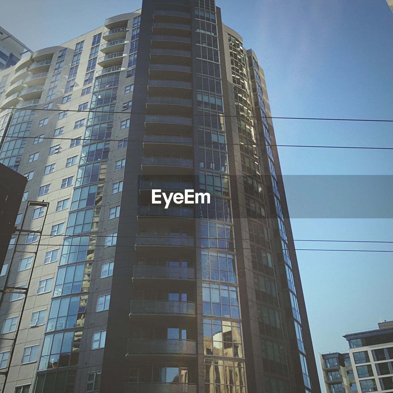 LOW ANGLE VIEW OF BUILDINGS AGAINST SKY