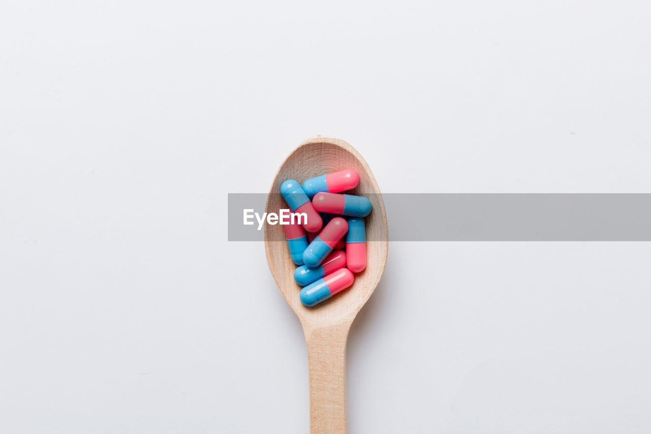 pill, finger, dose, hand, multi colored, studio shot, white background, medicine, capsule, food, indoors, healthcare and medicine, variation, nutritional supplement, candy, dessert, close-up, copy space, large group of objects, pink, still life, sweet food, confectionery, spoon, sweet