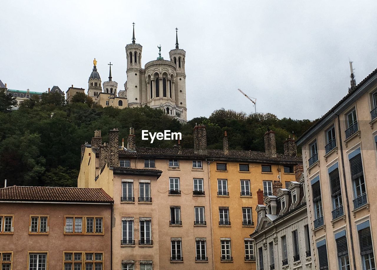 LOW ANGLE VIEW OF BUILDINGS AGAINST SKY IN CITY