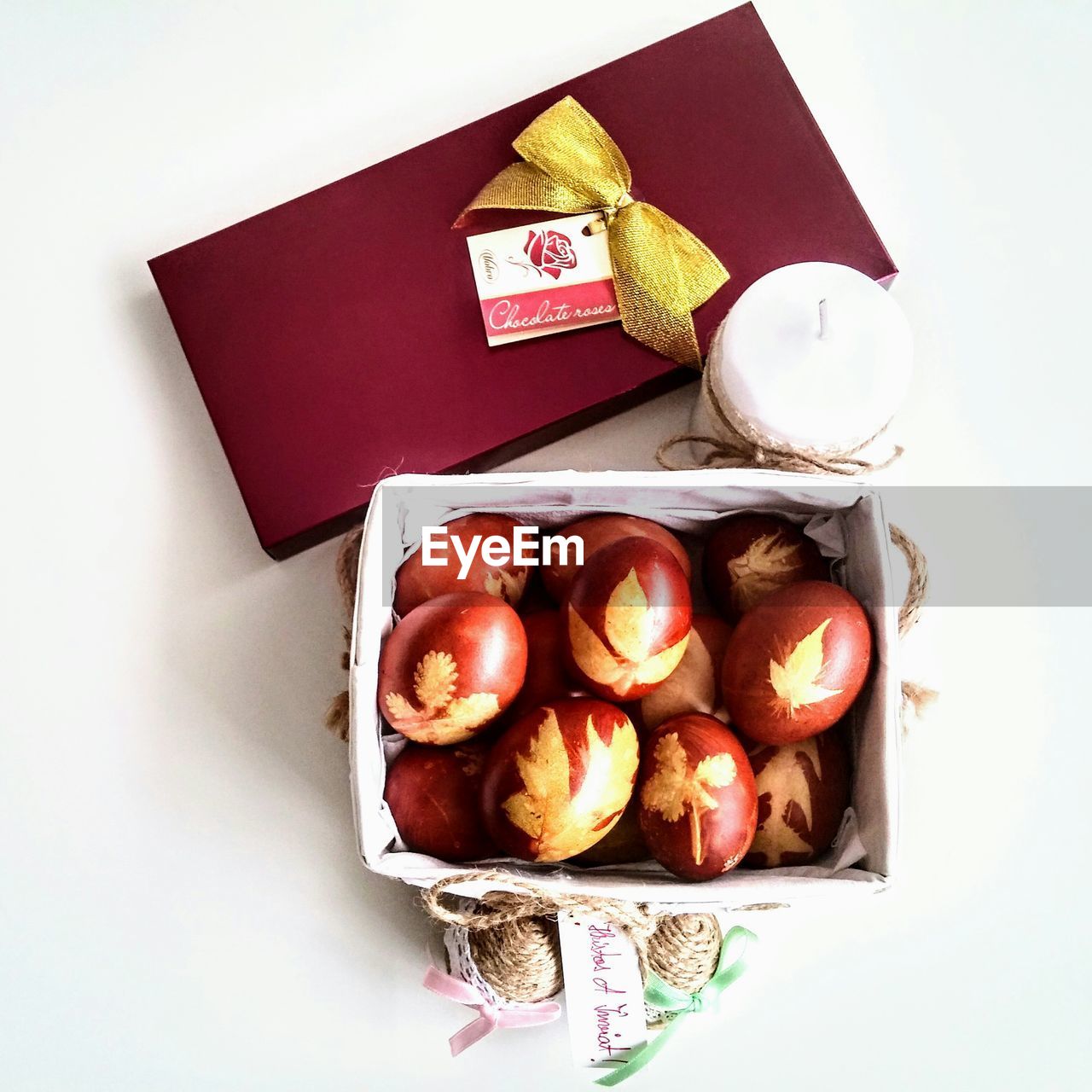 HIGH ANGLE VIEW OF SAUSAGES IN BOX ON WHITE BACKGROUND