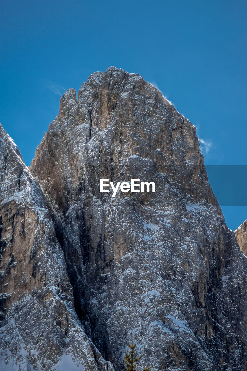 LOW ANGLE VIEW OF ROCK FORMATIONS AGAINST SKY