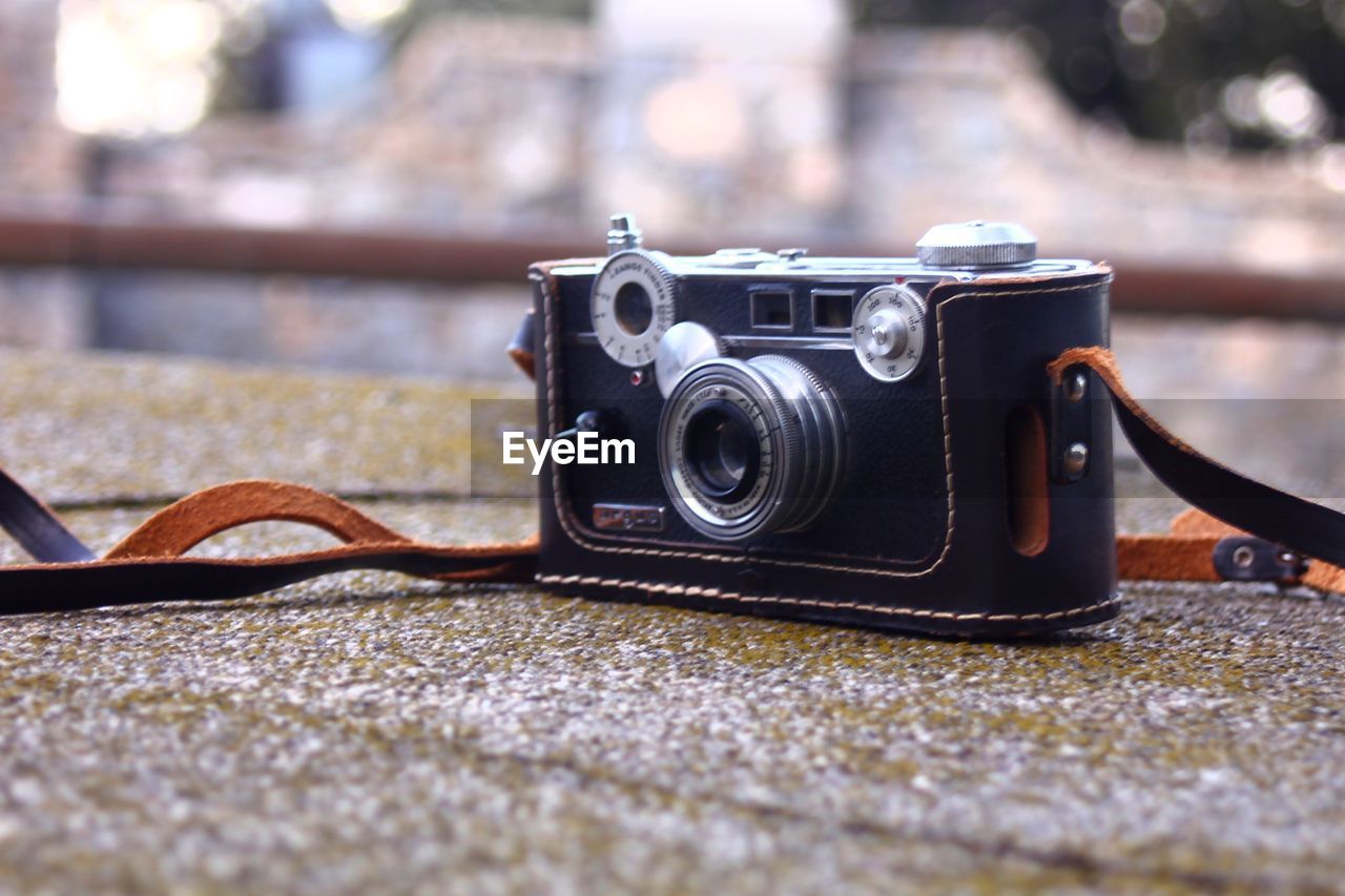 CLOSE-UP OF CAMERA ON METAL CHAIN