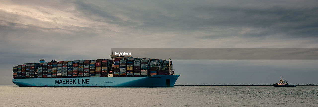 VIEW OF SHIP SAILING ON SEA AGAINST SKY